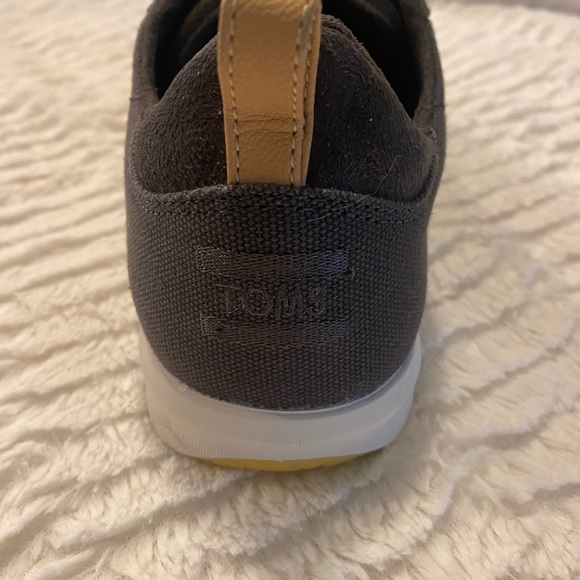 Tom’s Womens Shoes. Worn once. Size 10 - Picture 3 of 5